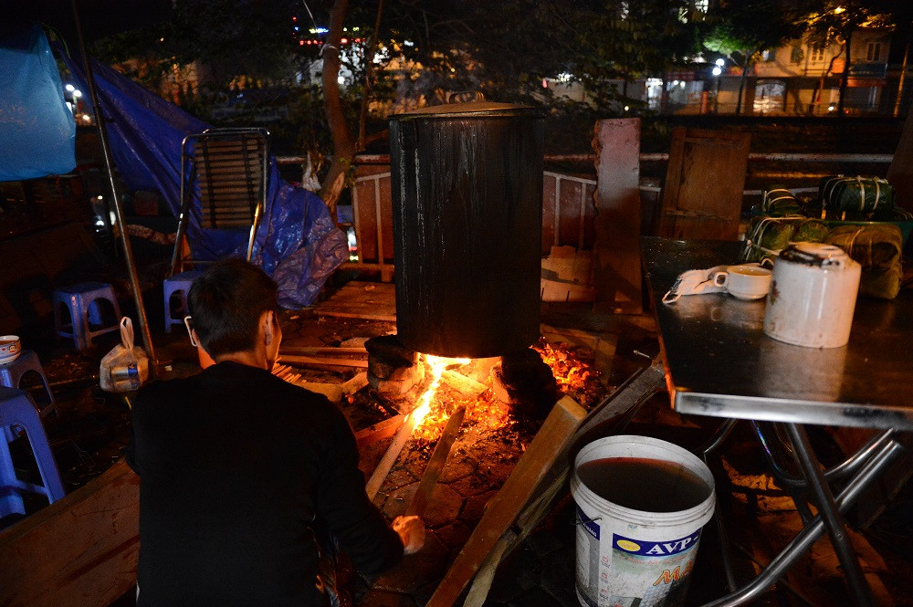 Chăm chút cho nồi bánh chưng nhà mình, ngoài việc để ý tới nước trong nồi, chú Sơn còn phải để mắt tới việc thêm củi vào bếp để đủ nhiệt cho bánh chín đều và xanh.