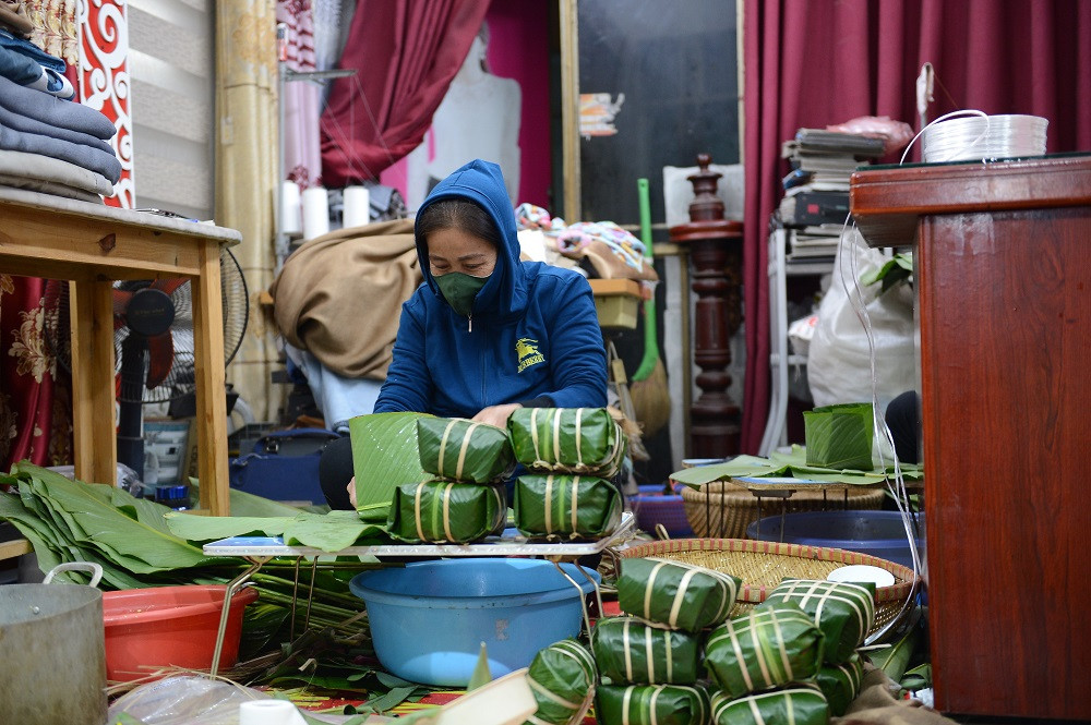 Nhiều người không khỏi thích thú xen lẫn chút bồi hồi khi bắt gặp hình ảnh nhiều nồi bánh đang đỏ lửa bên vỉa hè, bờ sông, con kênh hoặc ngỏ hẻm sâu hun hút...