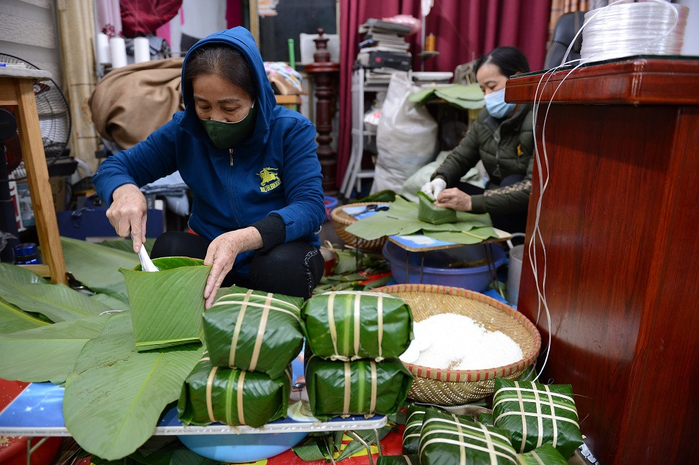 Vì muốn giữa hình ảnh truyền thống nhiều nhà vẫn giữ nếp cùng nhau ngồi gói bánh chưng, canh bếp lửa chờ bánh chín rồi quây quần bên mâm cơm tất niên.