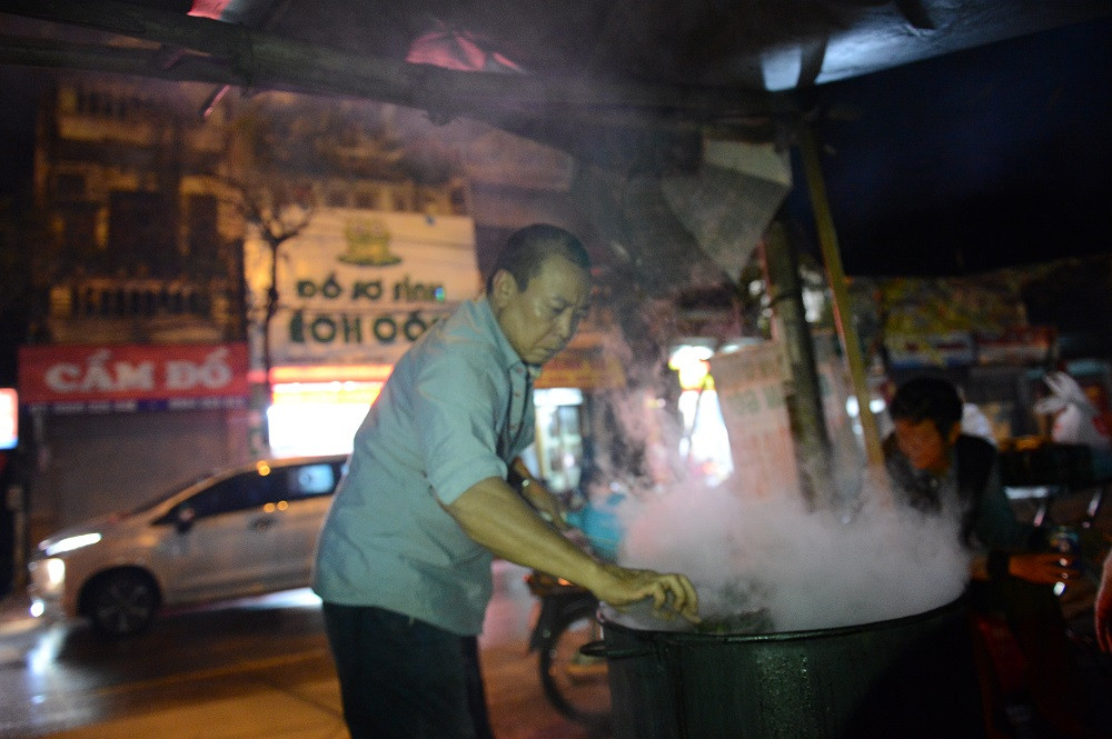 Để chuẩn bị cho nồi bánh chưng của nhà mình, bên cạnh bánh do vợ và các con gói, chú Sơn còn rất cầu kì chuẩn bị về củi.