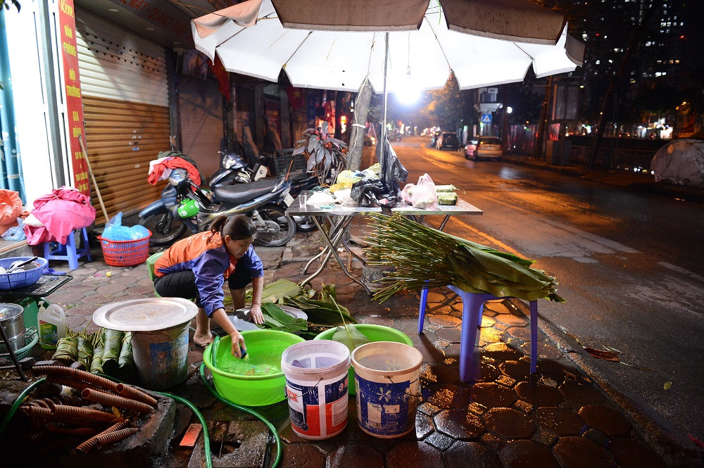 Trong cuộc sống hối hả, tất bật của thị thành, rất nhiều người Hà Nội vẫn giữ được thói quen gói những chiếc bánh chưng ăn Tết thay vì đi mua.