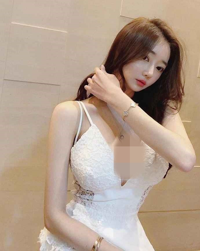 Ange Vivi thường xuyên bơi lội, đây được xem là bộ môn thể thao có công dụng giữ dáng hiệu quả.