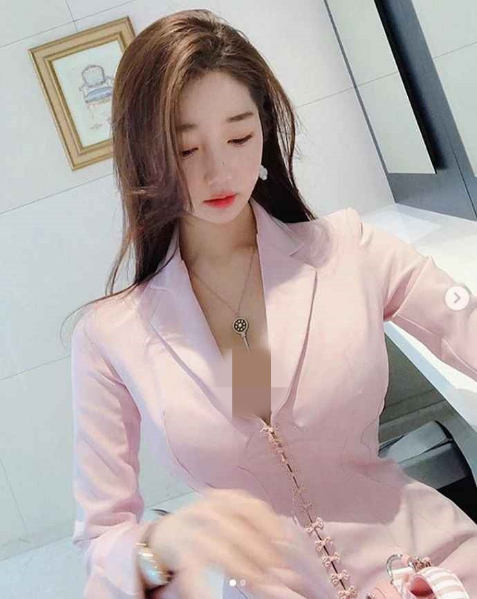 Thi thoảng, Vivi còn “đổi gió” bằng cách lăng xê mốt bra nửa kín nửa hở kết hợp với áo vest cổ chữ V ở bên ngoài và quần âu ôm sát thân.