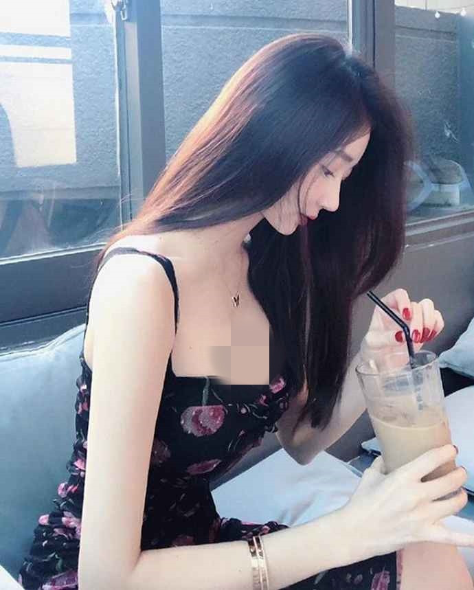 Tuy nhiên, những outfit đi làm của Ange vẫn bị đánh giá là không phù hợp với môi trường công sở vì nhiều nơi yêu cầu nhân viên nữ phải ăn mặc kín đáo, chỉn chu.