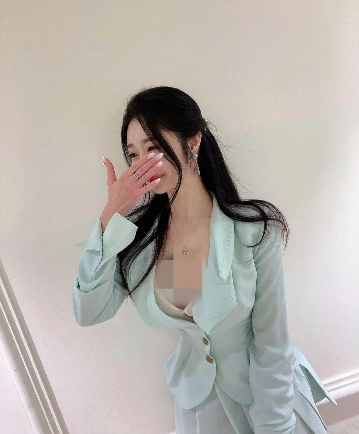 Ở ngoài đời, Ange Vivi chuộng diện trang phục gợi cảm, tôn vòng 1. Đặc biệt là những set đồ công sở phá cách, làm nổi bật hình thể quyến rũ.