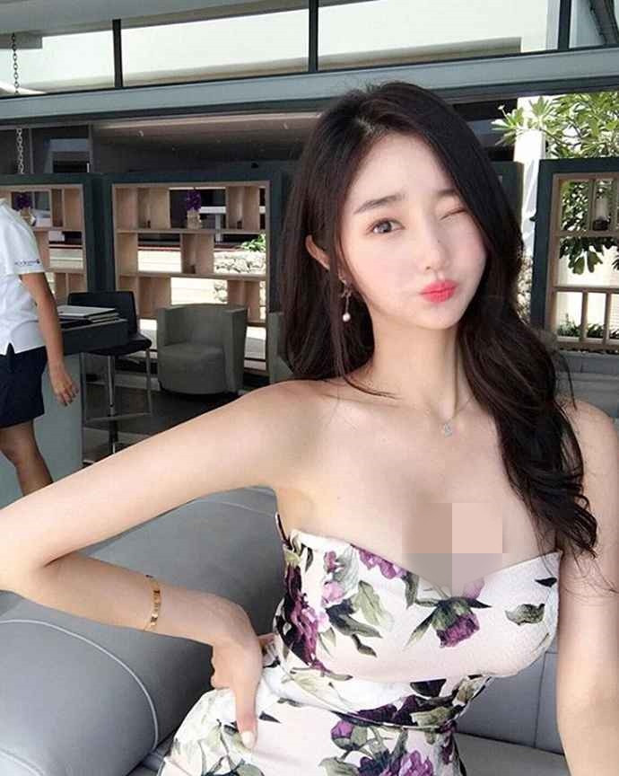 Nếu để ý mốt mặc nội y nổi bật ở bên trong đang được nhiều cô gái Hàn Quốc lăng xê thành xu hướng.