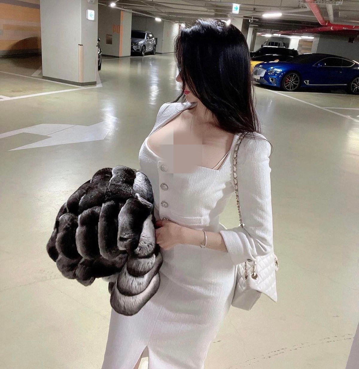 Dễ thấy, outfit mà Ange Vivi ưa chuộng nhất là những hot item cơ bản như sơ mi, chân váy mini juyp kết hợp với áo vest.