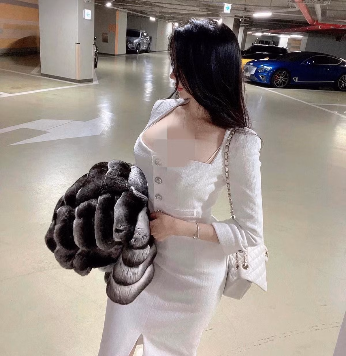 Dễ thấy, outfit mà Ange Vivi ưa chuộng nhất là những hot item cơ bản như sơ mi, chân váy mini juyp kết hợp với áo vest.