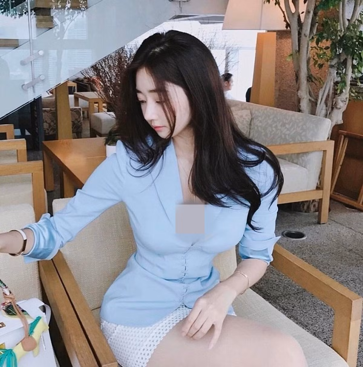 Ange Vivi là hot girl Hàn Quốc nổi tiếng trên mạng xã hội, sở hữu hơn 1 triệu lượt theo dõi. Ngoài ra, cô còn là CEO của một thương hiệu thời trang cá nhân.