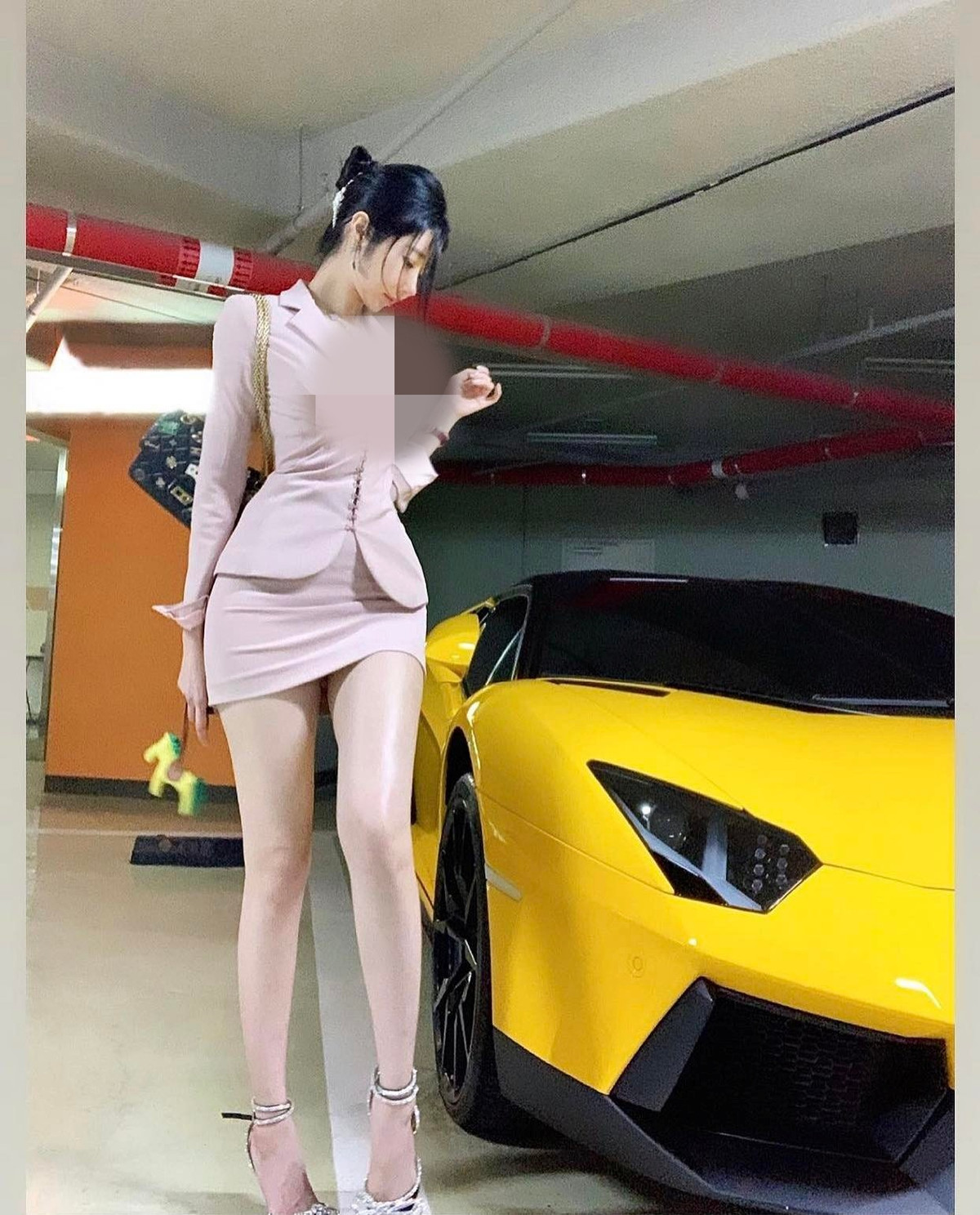 Tuy nhiên, khác với những set đồ công sở kín đáo, thanh lịch mà các cô gái vẫn mặc, Ange Vivi lại ưu tiên cho phong cách cá nhân nhiều hơn.