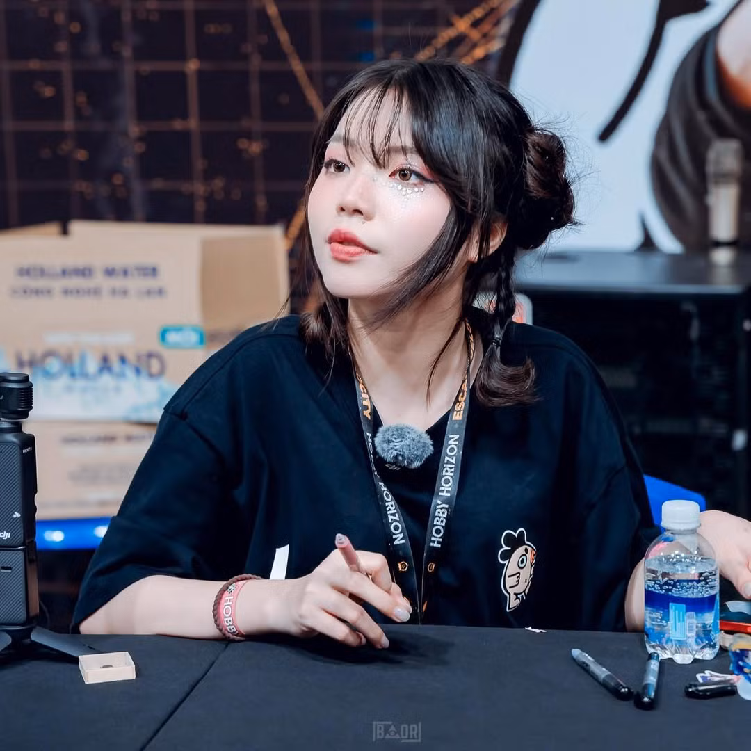 Đối với các fan của Remind, những câu chuyện như vậy không còn xa lạ. Thậm chí, chúng đã trở thành "thương hiệu" của cô nàng. Bản thân nữ MC cũng đã nỗ lực trong từng cơ hội tác nghiệp của mình.