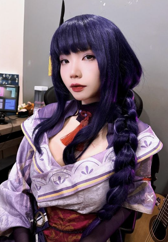 Để duy trì tương tác với người hâm mộ, nữ streamer còn chăm chỉ chia sẻ những hình ảnh, video về cuộc sống hàng ngày, cũng như những shoot hình gợi cảm để thu hút sự chú ý từ công chúng.