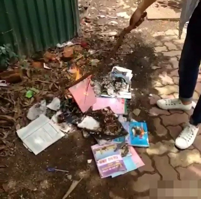 Hành động xé sách vở sau khi thi xong xảy ra sau ngày thi môn Toán vào lớp 10 ở Hải Dương. Vì quá bức xúc, nữ sinh đã chụp ảnh lại và đăng tải lên mạng xã hội.