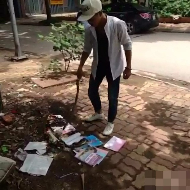 Mới đây nhất tại tỉnh Hải Dương xảy ra vụ việc khiến dân mạng chú ý. Một nữ sinh trên đường đi chơi tình cờ bắt gặp cảnh tượng sách vở bị xé vứt ngổn ngang trên đoạn đường cao tốc giao với tỉnh lộ.