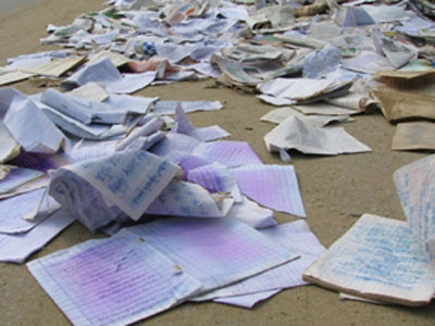 Chứng kiến việc xé sách vở của học sinh, trên MXH nhiều dân tình để lại quan điểm: "Các em ơi, đừng đối xử tệ bạc với tri thức như vậy".