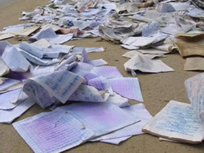 Chứng kiến việc xé sách vở của học sinh, trên MXH nhiều dân tình để lại quan điểm: "Các em ơi, đừng đối xử tệ bạc với tri thức như vậy".