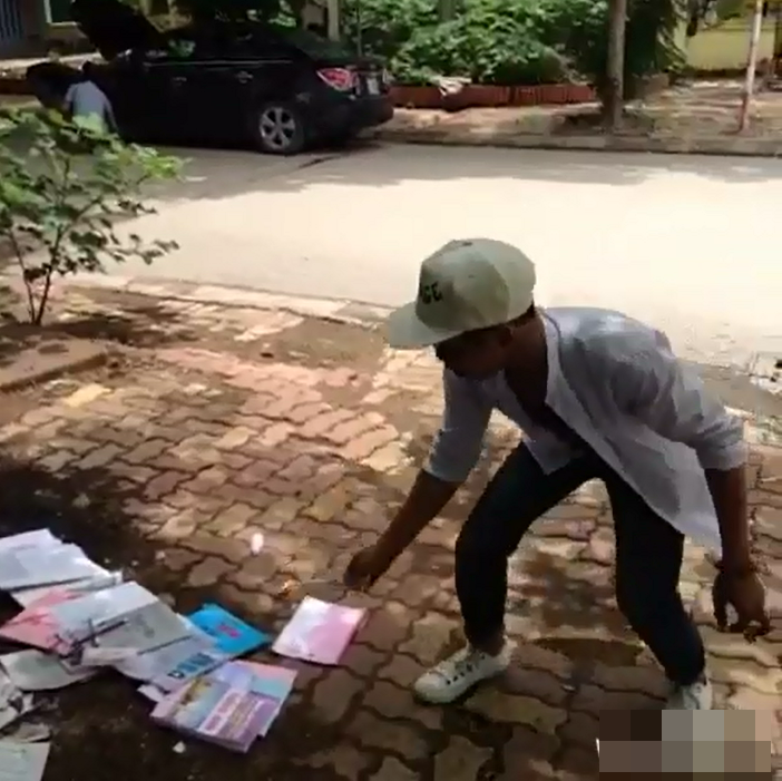 Chưa dừng ở đó, ở một trường hợp khác những cuốn sách Ngữ Văn bị vứt la liệt ở chân cột điện mà không rõ chủ là ai.