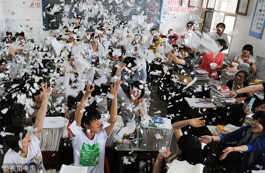 Mời quý độc giả xem video: Học sinh cấp 3 xé hết sách vở mừng ngày ra trường - Nguồn: VTC14