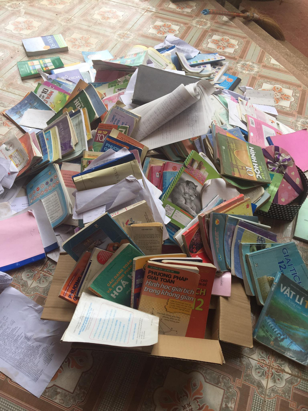 Hơn thế nữa, không phải ai cũng có điều kiện để mua sắm đầy đủ những bộ sách giáo khoa để đi học. Thay vì vứt bỏ, các bạn nên tặng lại cho những học sinh có hoàn cảnh khó khăn hơn.