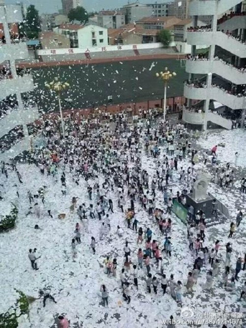 Tại Trung Quốc tình trạng học sinh xé sách vở cũng xảy ra hàng năm. Theo đó trước kỳ thi đại học, học sinh lớp 12 thường xé sạch sách vở và vứt xuống sân trường, tạo thành khung cảnh trắng xóa như tuyết rơi.