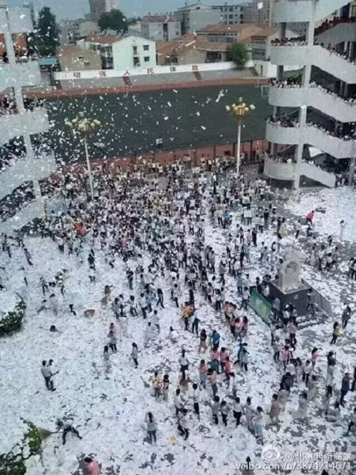 Tại Trung Quốc tình trạng học sinh xé sách vở cũng xảy ra hàng năm. Theo đó trước kỳ thi đại học, học sinh lớp 12 thường xé sạch sách vở và vứt xuống sân trường, tạo thành khung cảnh trắng xóa như tuyết rơi.