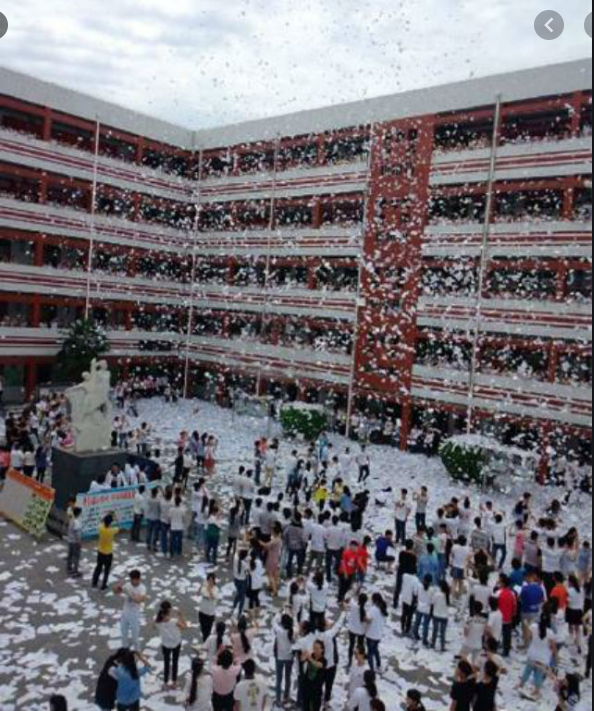 Với quan điểm trên, nhiều dân mạng cũng cho biết chính các học sinh đang không tôn trọng những kiến thức gặt hái được những năm tháng ngồi trên ghế nhà trường, công ơn dạy dỗ của thầy cô.