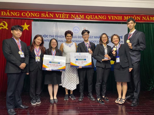 Nếu chị gái quyết định dừng việc học sớm để theo đuổi con đường nghệ thuật, thì Rufino Aybar hoàn toàn ngược lại. Dù ôm giấc mơ trở thành diễn viên từ nhỏ nhưng anh chàng lại dành toàn bộ thời gian cho việc học.