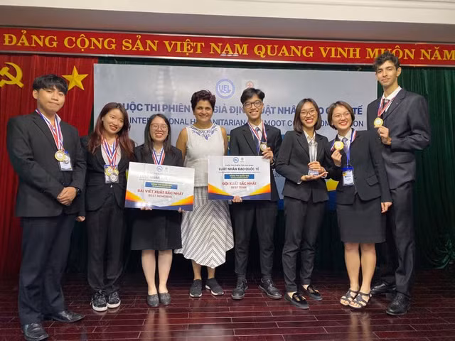 Nếu chị gái quyết định dừng việc học sớm để theo đuổi con đường nghệ thuật, thì Rufino Aybar hoàn toàn ngược lại. Dù ôm giấc mơ trở thành diễn viên từ nhỏ nhưng anh chàng lại dành toàn bộ thời gian cho việc học.