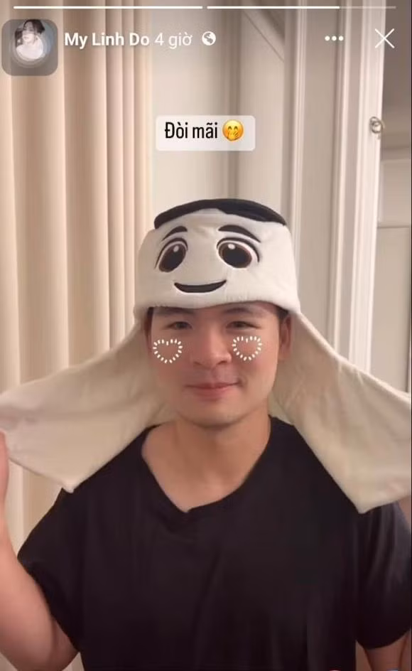 Có lần khi cô xuất hiện trên sân bóng còn lộ vòng 2 khá lớn trong clip được truyền thông ghi lại.