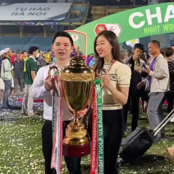 Con dâu bầu Hiển là Hoa hậu Đỗ Mỹ Linh thực ra là người quen của sóng truyền hình khi cô là MC kiêm biên tập viên của một chương trình thể thao, đã nhiều lần xuất hiện trên sóng của đài VTV.