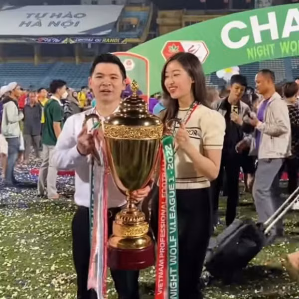 Con dâu bầu Hiển là Hoa hậu Đỗ Mỹ Linh thực ra là người quen của sóng truyền hình khi cô là MC kiêm biên tập viên của một chương trình thể thao, đã nhiều lần xuất hiện trên sóng của đài VTV.