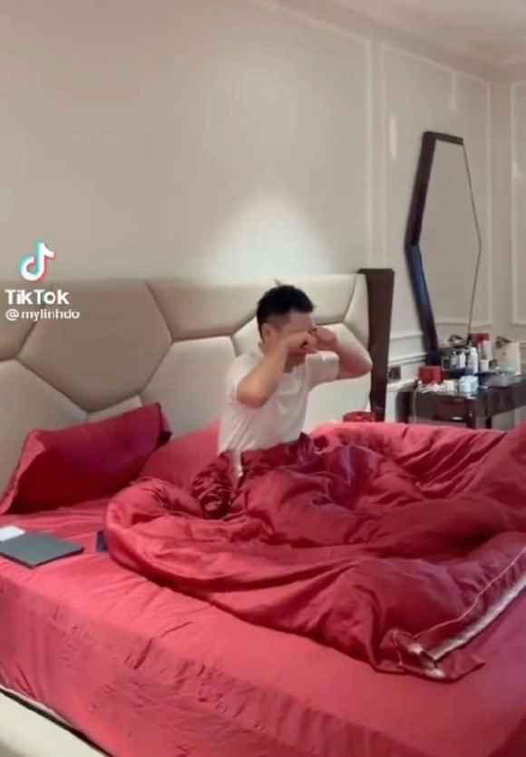 Tuy nhiên, con dâu bầu Hiển vẫn thỉnh thoảng đăng tải những khoảnh khắc đời thường vui vẻ bên ông xã và các thành viên gia đình, ngầm khẳng định cuộc sống hôn nhân đang rất hạnh phúc.