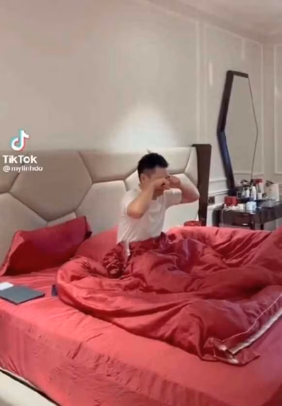 Tuy nhiên, con dâu bầu Hiển vẫn thỉnh thoảng đăng tải những khoảnh khắc đời thường vui vẻ bên ông xã và các thành viên gia đình, ngầm khẳng định cuộc sống hôn nhân đang rất hạnh phúc.