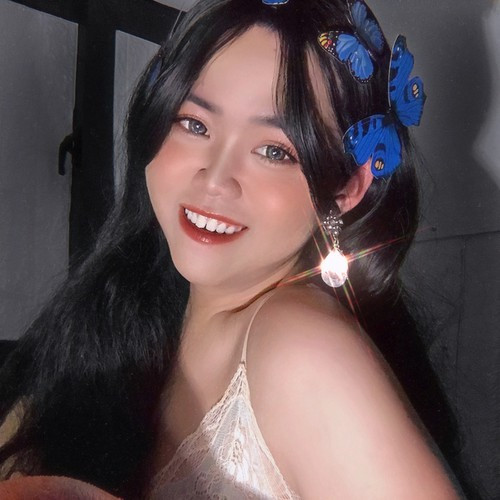 Dù sinh ra mang hình hài của nam nhân, thế nhưng những chàng trai này lại mong ước có tóc dài, có làn da mịn màng, trắng trẻo, môi đỏ... Họ tìm đến MXH Tik Tok và nhờ đây để có màn biến hoá thần thái "đỉnh cao" có thể thoả nguyện phần nào, ít nhất là trong thế giới riêng của họ.