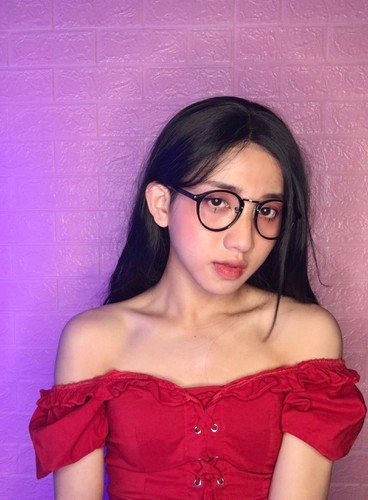 Điển hình là cậu bạn Rian nổi lên trên MXH Tik Tok nhờ vào những clip biến hoá thành con gái vô cùng xinh đẹp, sắc sảo.