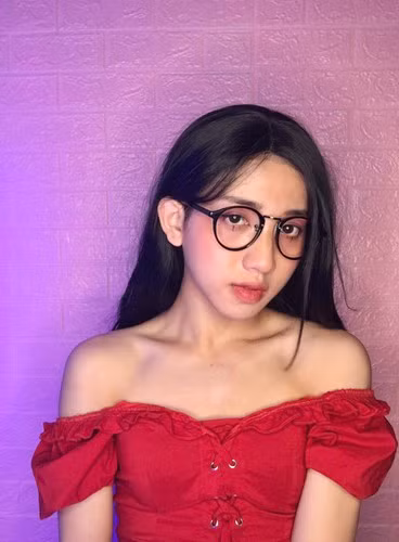 Điển hình là cậu bạn Rian nổi lên trên MXH Tik Tok nhờ vào những clip biến hoá thành con gái vô cùng xinh đẹp, sắc sảo.