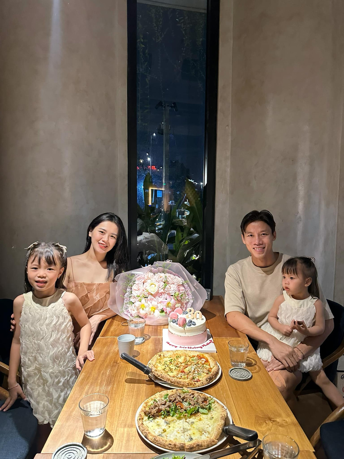 Tháng 12/2017, Quế Ngọc Hải cầu hôn thành công Thùy Phương. Cặp đôi chính thức về chung một nhà và có 2 nhóc tỳ đáng yêu là Quế Ngọc Kim Ngân (Sunny) và Quế Ngọc Khánh Vy (Kem).