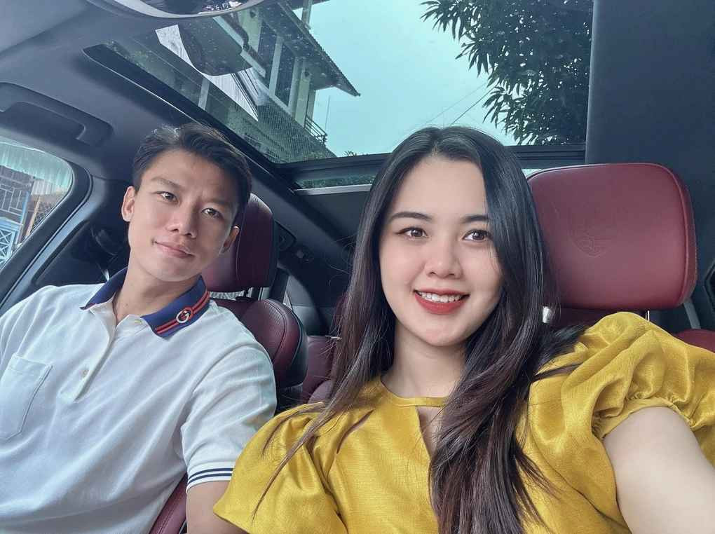 Không chỉ là mẫu trung vệ bản lĩnh trên sân, Quế Ngọc Hải còn hình mẫu người chồng, người cha lý tưởng, cứ về nhà là cùng vợ san sẻ việc nhà, chăm sóc con cái.