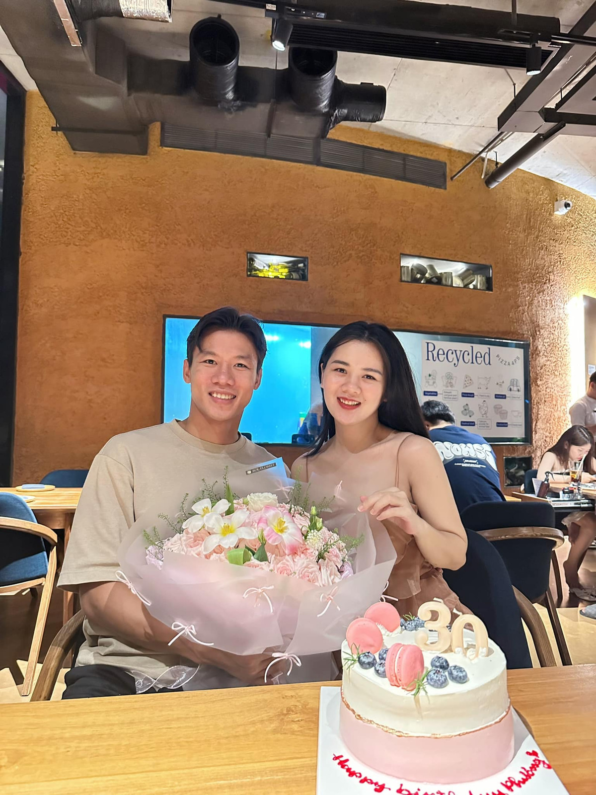 Bắt đầu chuyện tình cảm, Quế Ngọc Hải cùng bạn đến xem Hoa khôi Đại học Vinh vào năm 2014 và vô tình "cảm nắng" nàng hoa khôi. 3 năm với 2 lần từ chối, cuối cùng chàng cầu thủ cũng "cưa đổ" nàng hot girl Hà Tĩnh.