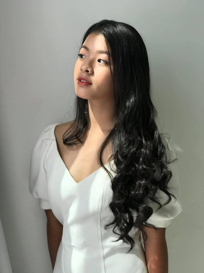 Hồng Khanh - con gái út của NSƯT Chiều Xuân từng được khán giả biết tới lần đầu tiên qua cuộc thi Giọng hát Việt nhí 2013. Bẵng đi một thời gian, hot girl hiện tiếp tục lọt vào tầm chú ý của công chúng bởi nhan sắc xinh đẹp vượt trội.