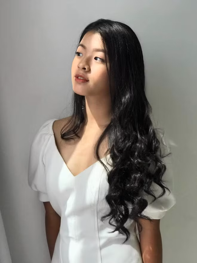 Hồng Khanh - con gái út của NSƯT Chiều Xuân từng được khán giả biết tới lần đầu tiên qua cuộc thi Giọng hát Việt nhí 2013. Bẵng đi một thời gian, hot girl hiện tiếp tục lọt vào tầm chú ý của công chúng bởi nhan sắc xinh đẹp vượt trội.