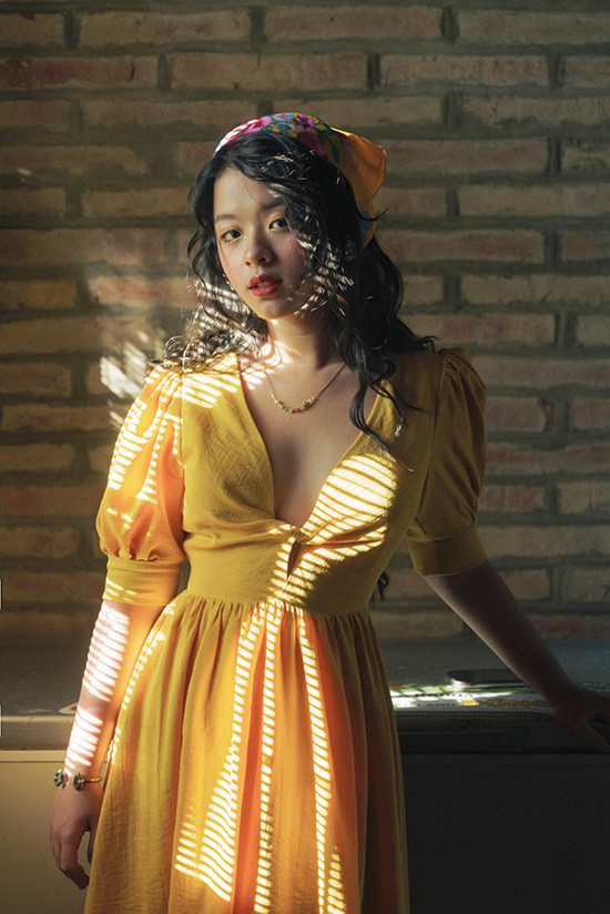 Năm nay, Hồng Khanh đã cho ra mắt MV Thơm. Cả phong cách và cá tính của cô bạn đều được đánh giá cao, hứa hẹn sẽ làm nên chuyện trong tương lai.