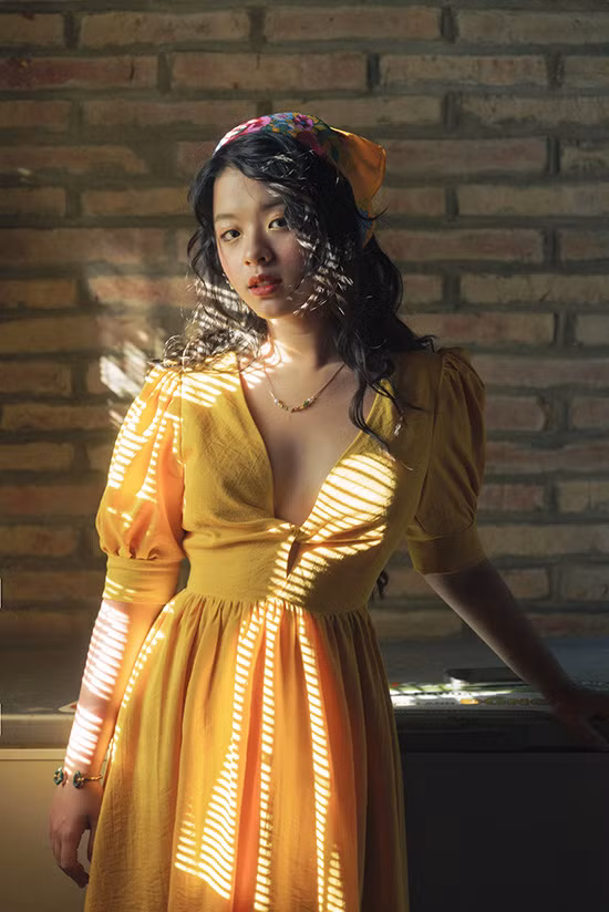 Năm nay, Hồng Khanh đã cho ra mắt MV Thơm. Cả phong cách và cá tính của cô bạn đều được đánh giá cao, hứa hẹn sẽ làm nên chuyện trong tương lai.