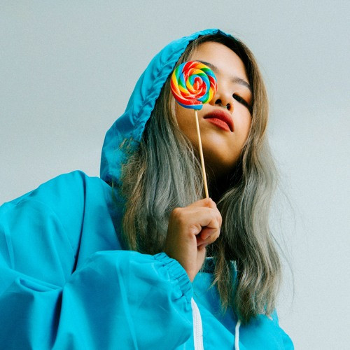 Với hình ảnh chất lừ hiện tại, Tlinh đang là ngôi sao sáng cực đắt show sau Rap Việt.