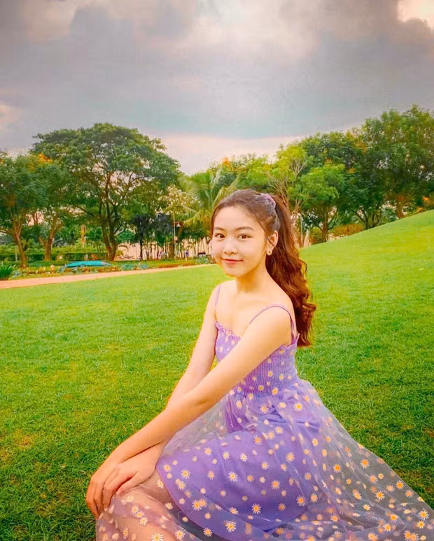 Lọ Lem là cô con gái lớn của MC Quyền Linh được đông đảo cư dân mạng ca ngợi về nhan sắc rất có tố chất.