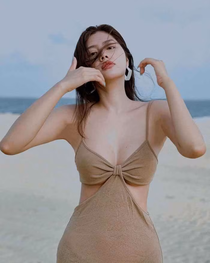 Huỳnh Tiên đầy đủ là Phạm Huỳnh Thủy Tiên sinh năm 1995 tại TP HCM. Cô sở hữu nhan sắc nổi bật cùng chiều cao “khủng”.