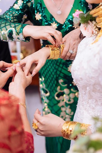 Trước đó, hình ảnh những cô dâu đeo vàng kín người cũng từng được netizen truyền tay nhau. Thậm chí, một số thành viên còn ngồi nhẩm tính xem giá trị mà những nữ chính khoảng bao nhiêu tỷ?