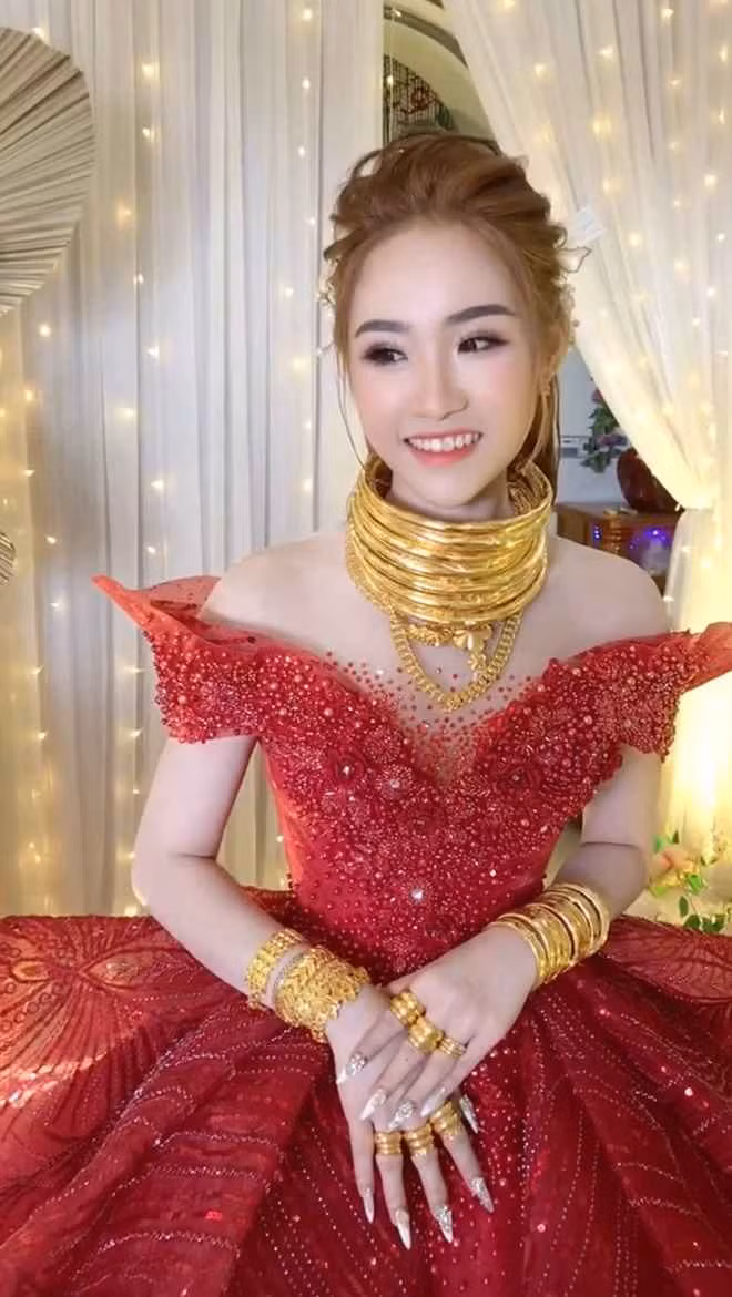 Nhìn trong clip, ai cũng phải xuýt xoa vì "full option" vòng, nhẫn vàng trải từ cổ xuống tận ngón tay cô dâu.