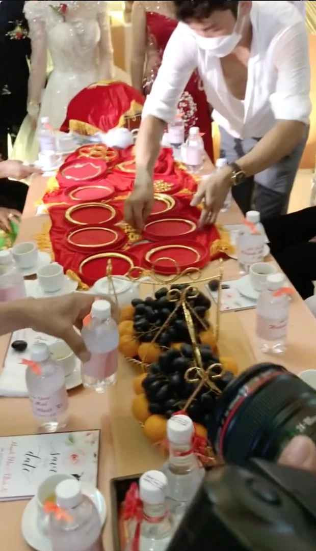 Ngoài việc ấn tượng với lượng vàng khủng, nhiều người cũng phải công nhận cô dâu quá xinh.