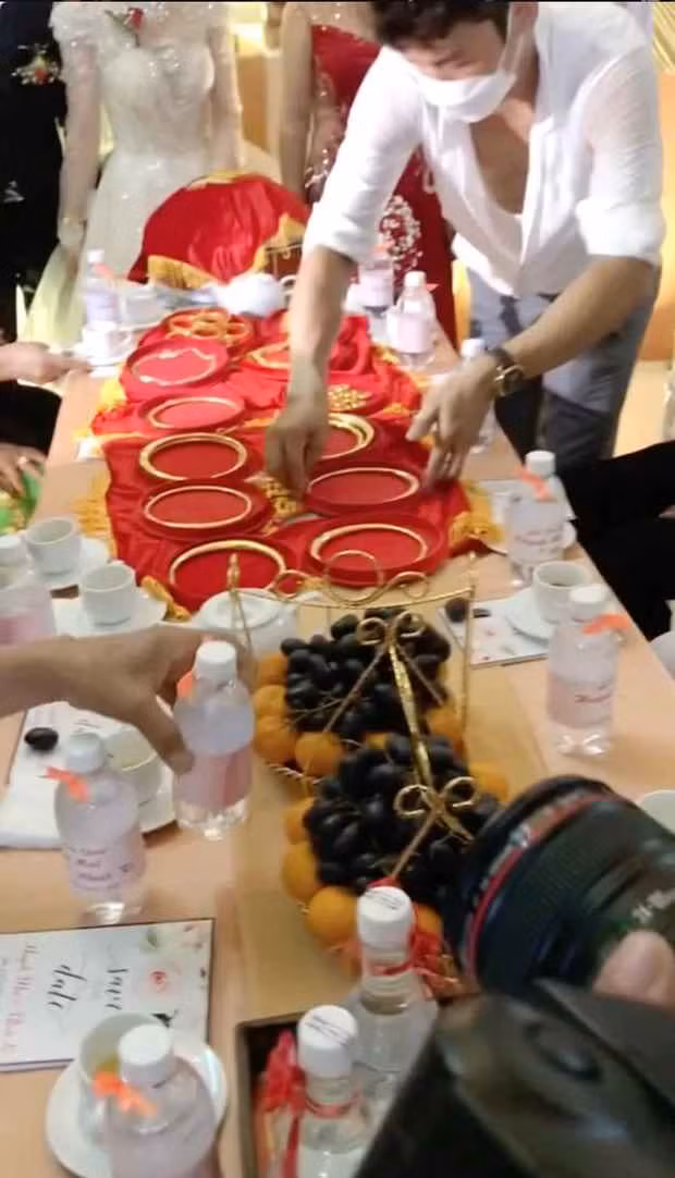 Ngoài việc ấn tượng với lượng vàng khủng, nhiều người cũng phải công nhận cô dâu quá xinh.